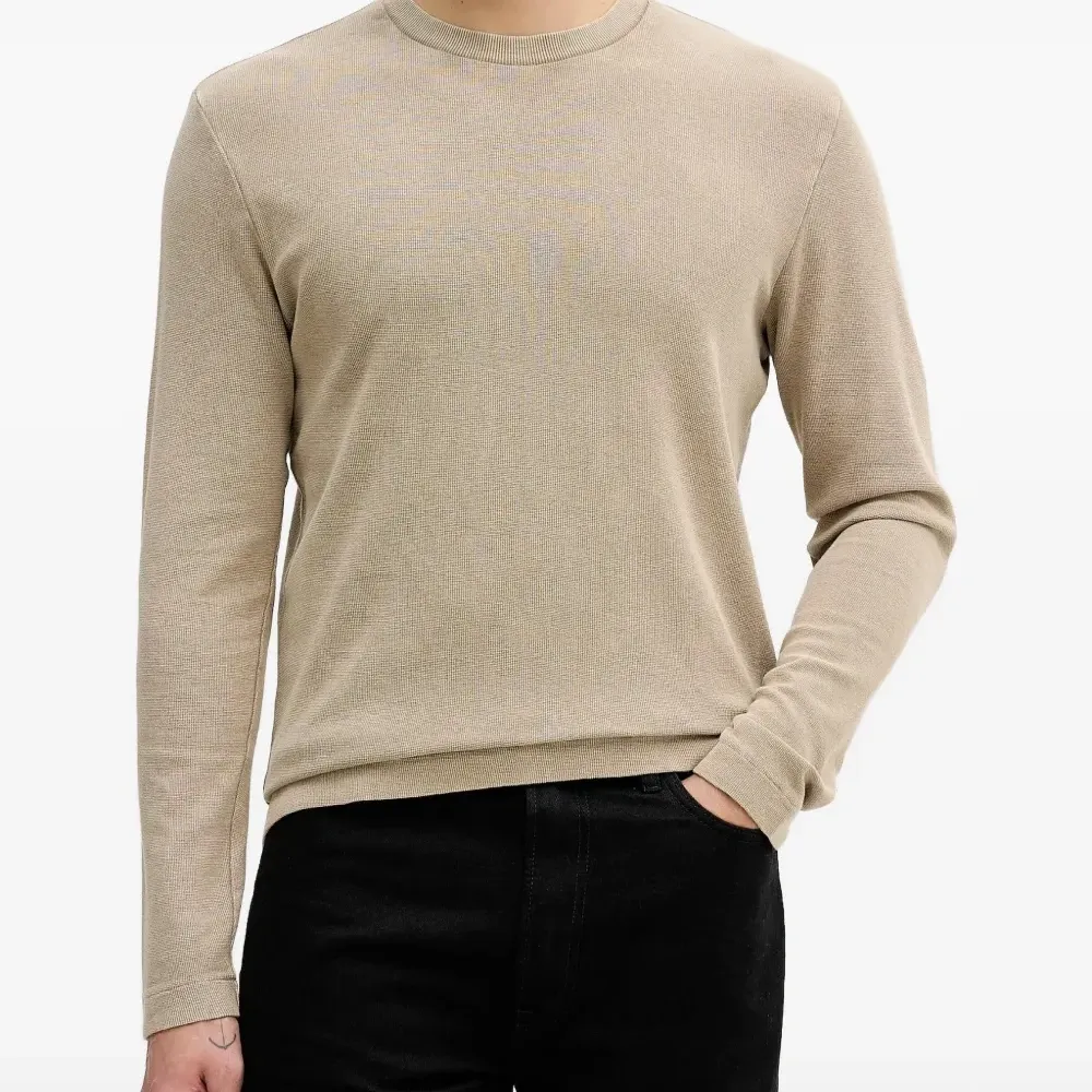 Футболка с длинными рукавами и круглым вырезом