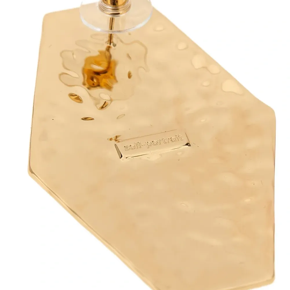 Крупные гвоздики с жемчугом и геометрической чеканкой