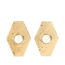 Крупные гвоздики с жемчугом и геометрической чеканкой