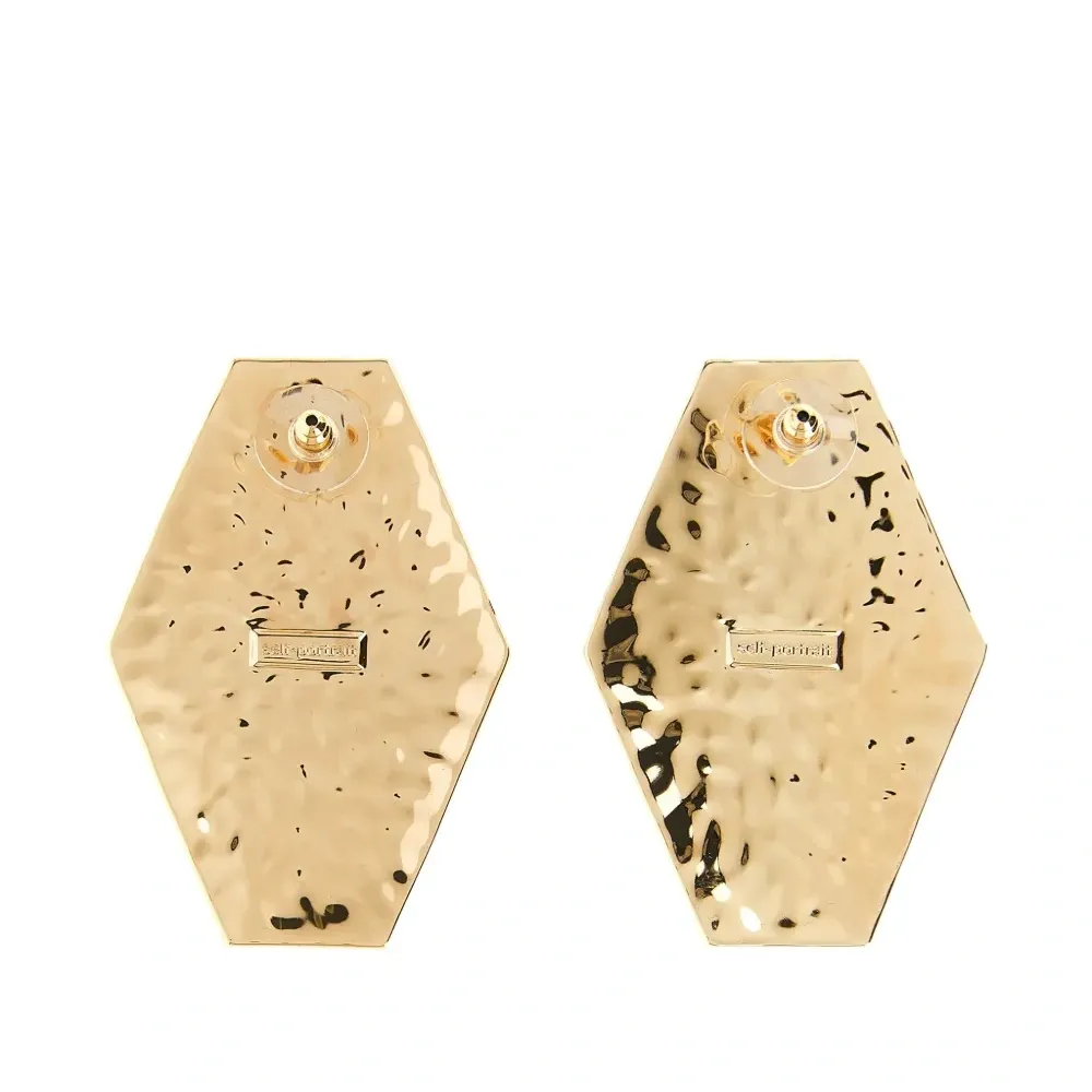 Крупные гвоздики с жемчугом и геометрической чеканкой