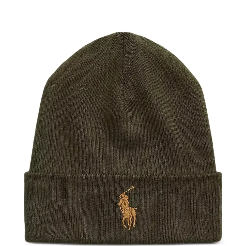 Вязаная шапка с вышивкой Вязаная шапка с вышивкой