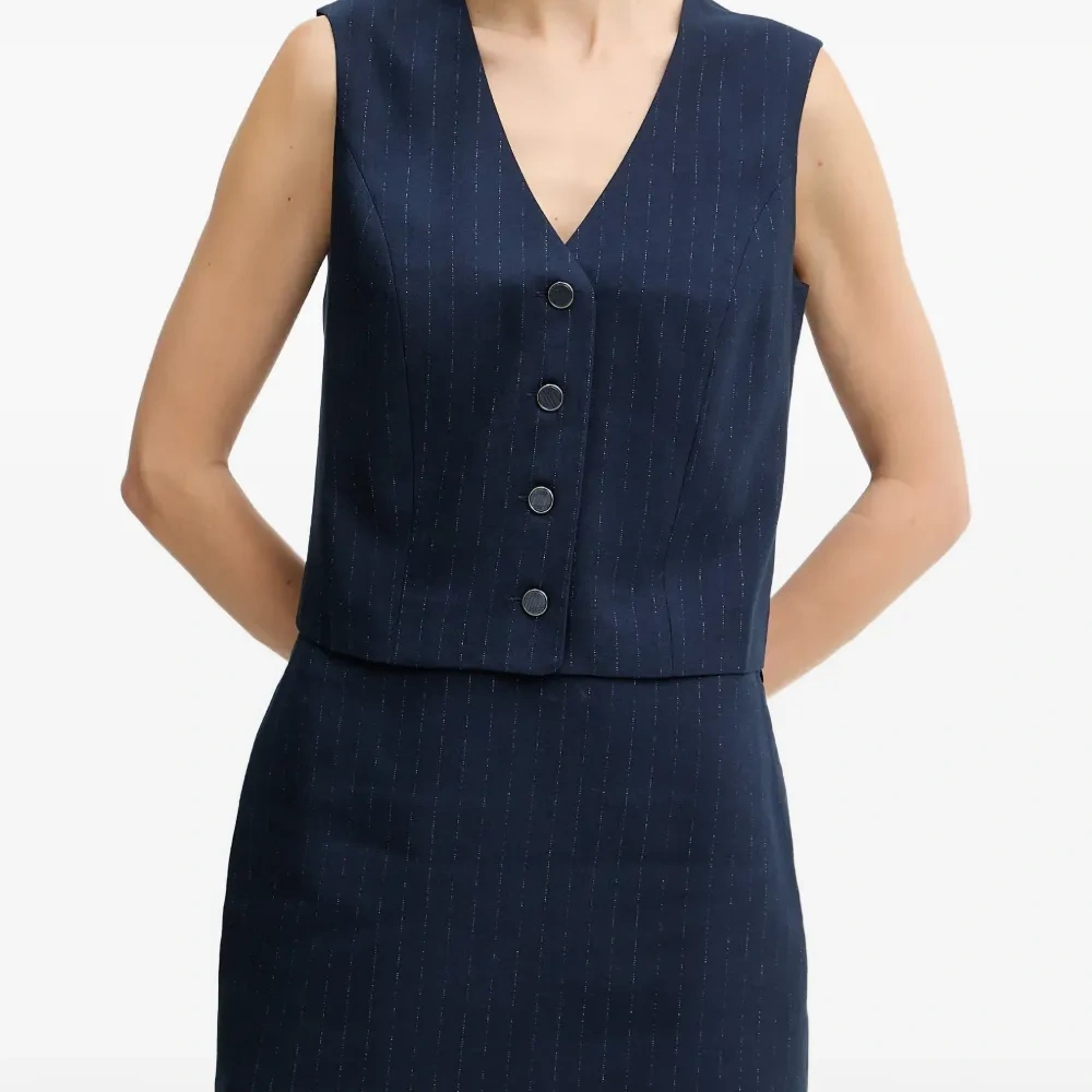 Жилет в полоску с V-образным вырезом