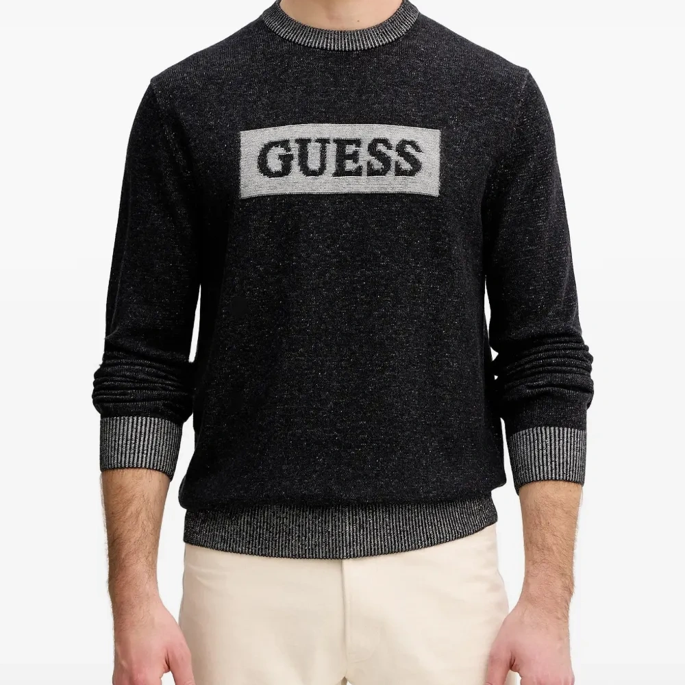 Свитер с украшением в виде логотипа