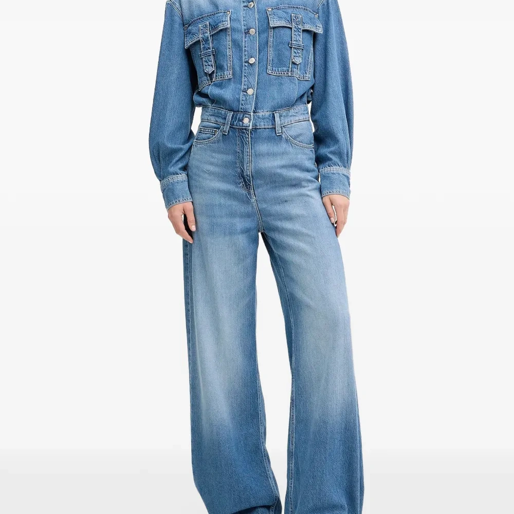 Джинсовый комбинезон с карманами