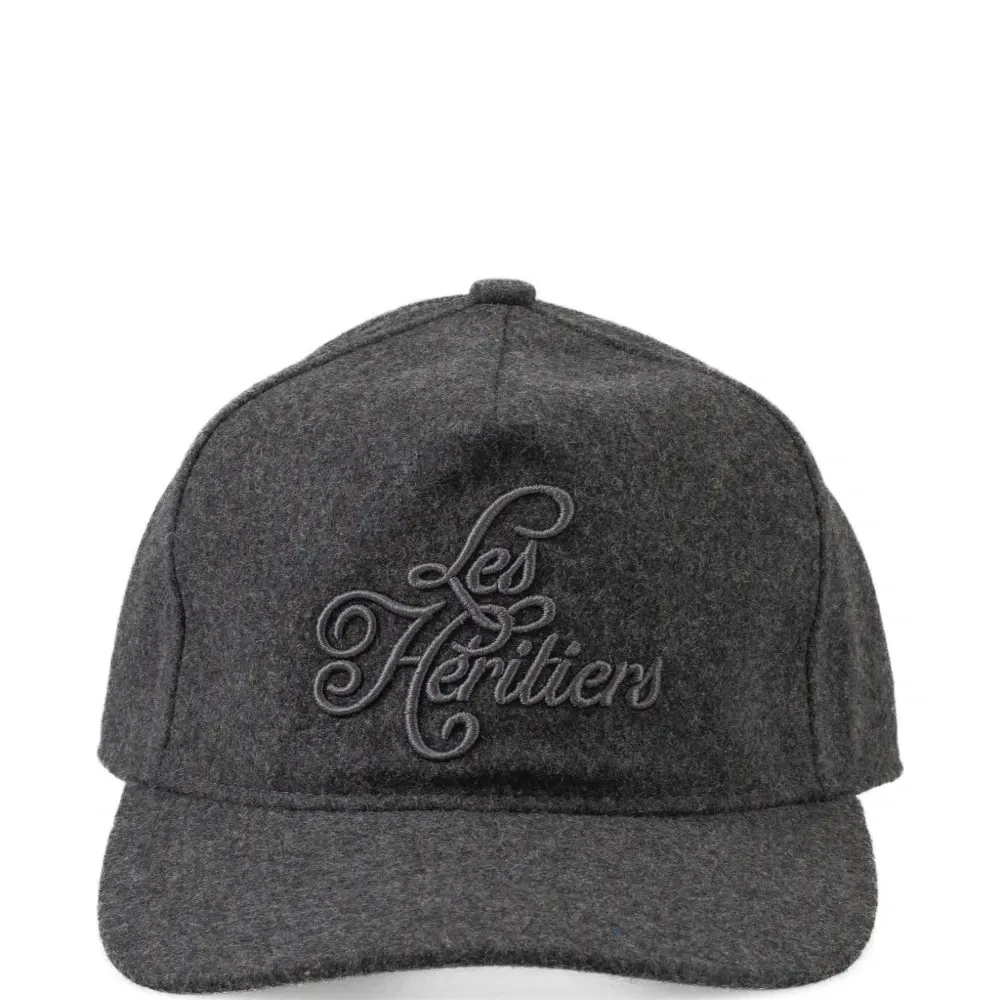 Фирменная шерстяная кепка