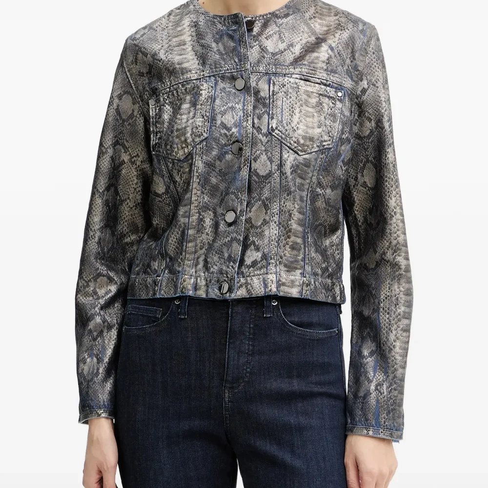 Жакет с застежкой на пуговицы и принтом под змеиную кожу