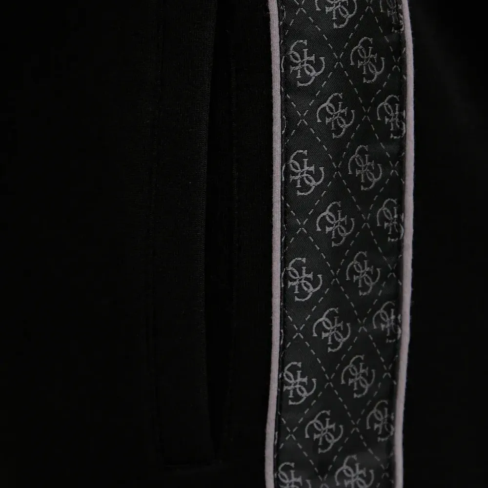 Спортивные брюки на эластичном поясе