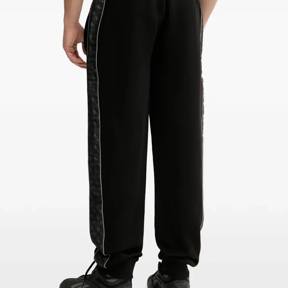 Спортивные брюки на эластичном поясе