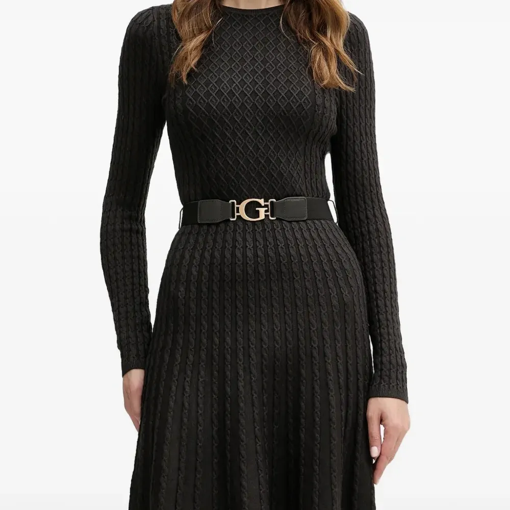 Фактурное мини-платье с поясом