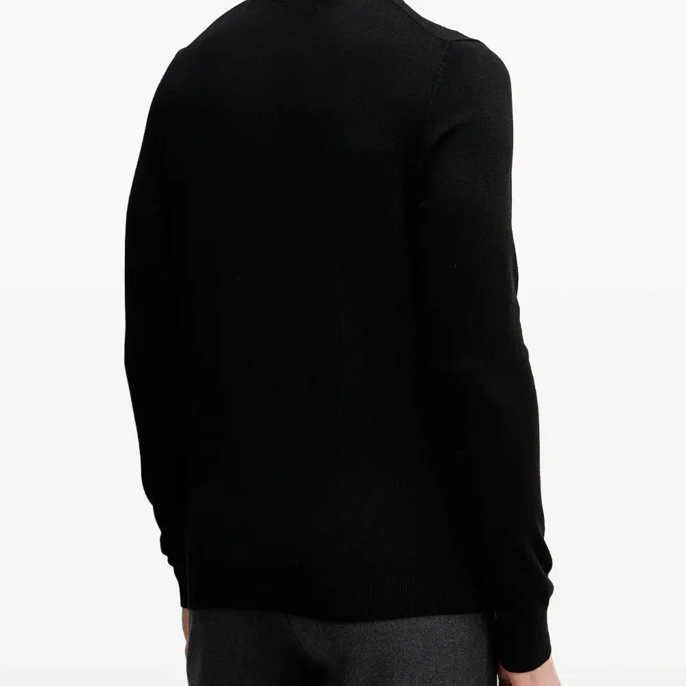 Джемпер с круглым вырезом и длинными рукавами