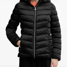 Стёганая куртка с капюшоном Стёганая куртка с капюшоном