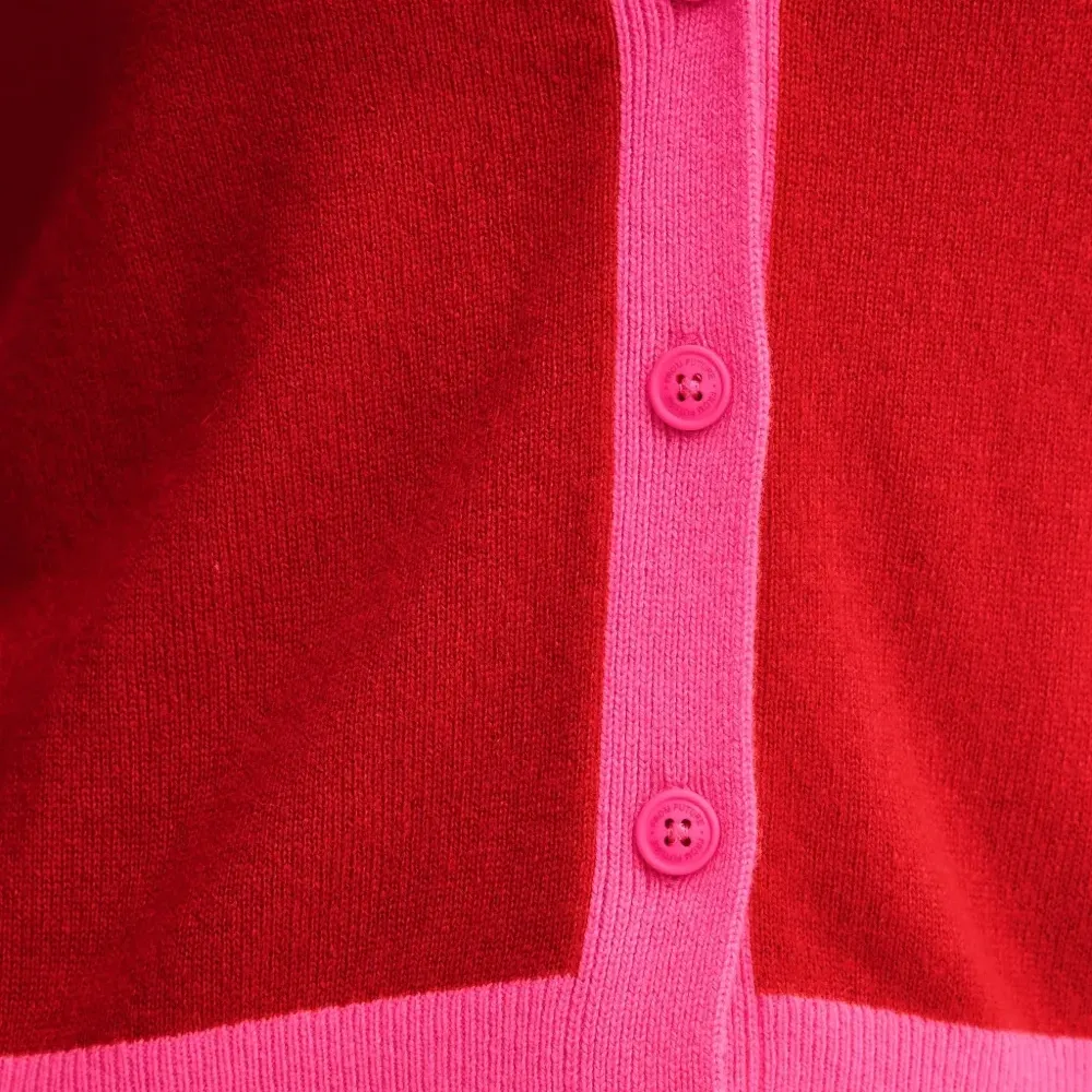 Кардиган на пуговицах с V-образным вырезом