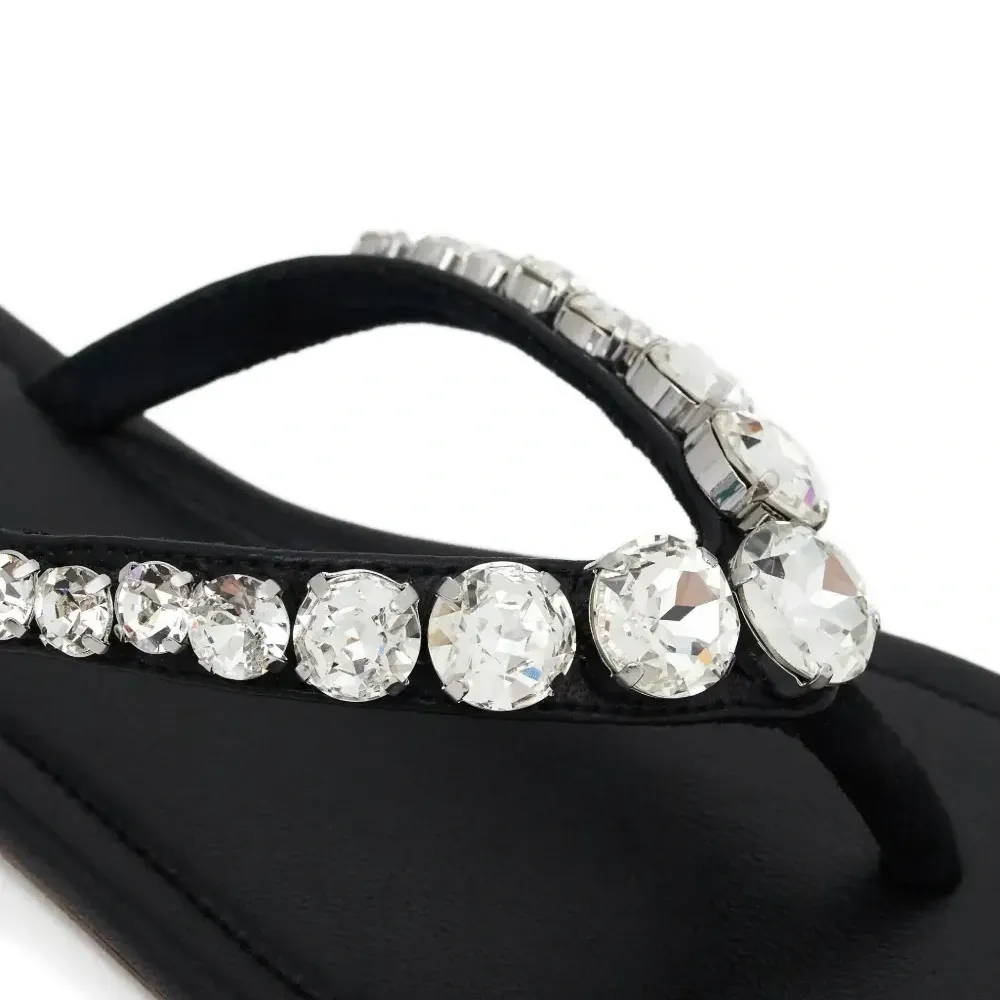 Сандалии, украшенные кристаллами