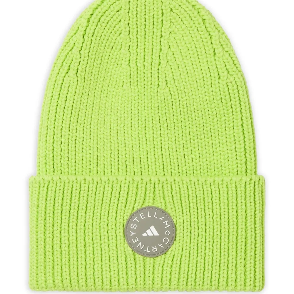 Шапка бини с нашивкой-логотипом