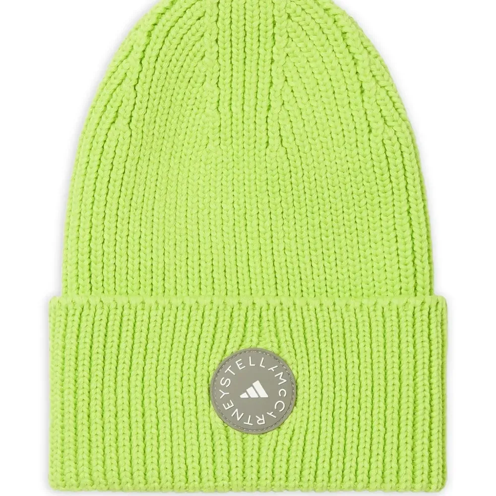 Шапка бини с нашивкой-логотипом