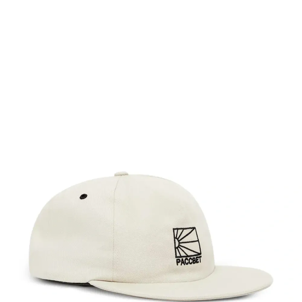 Бейсболка с вышитым логотипом