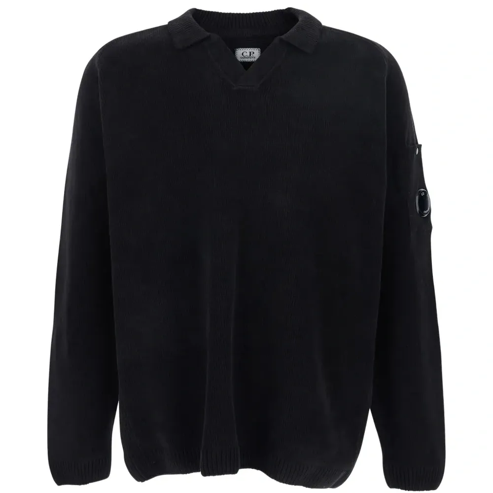 Свитер с нашивкой и деталями на рукаве