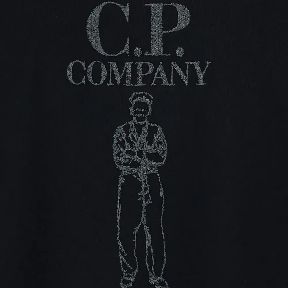 Футболка с вышитым логотипом