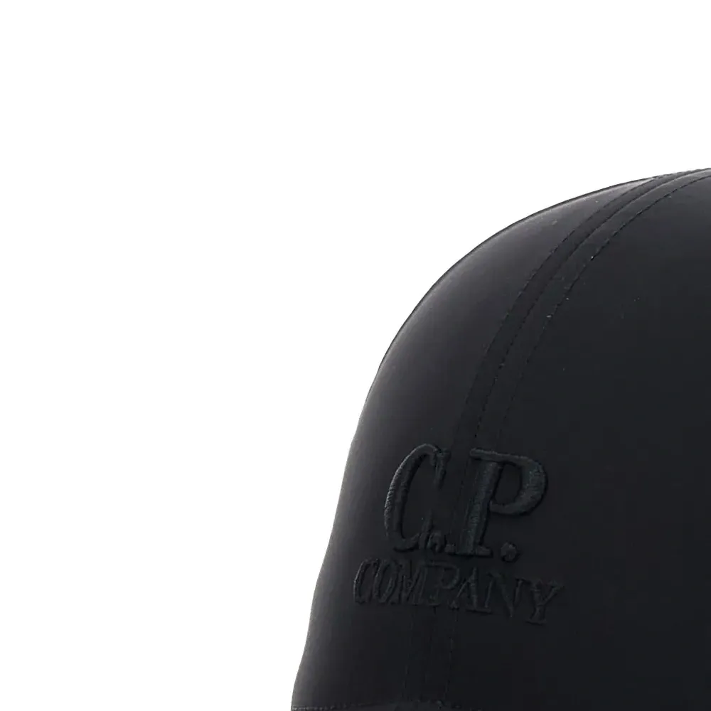 Бейсболка с вышивкой логотипа