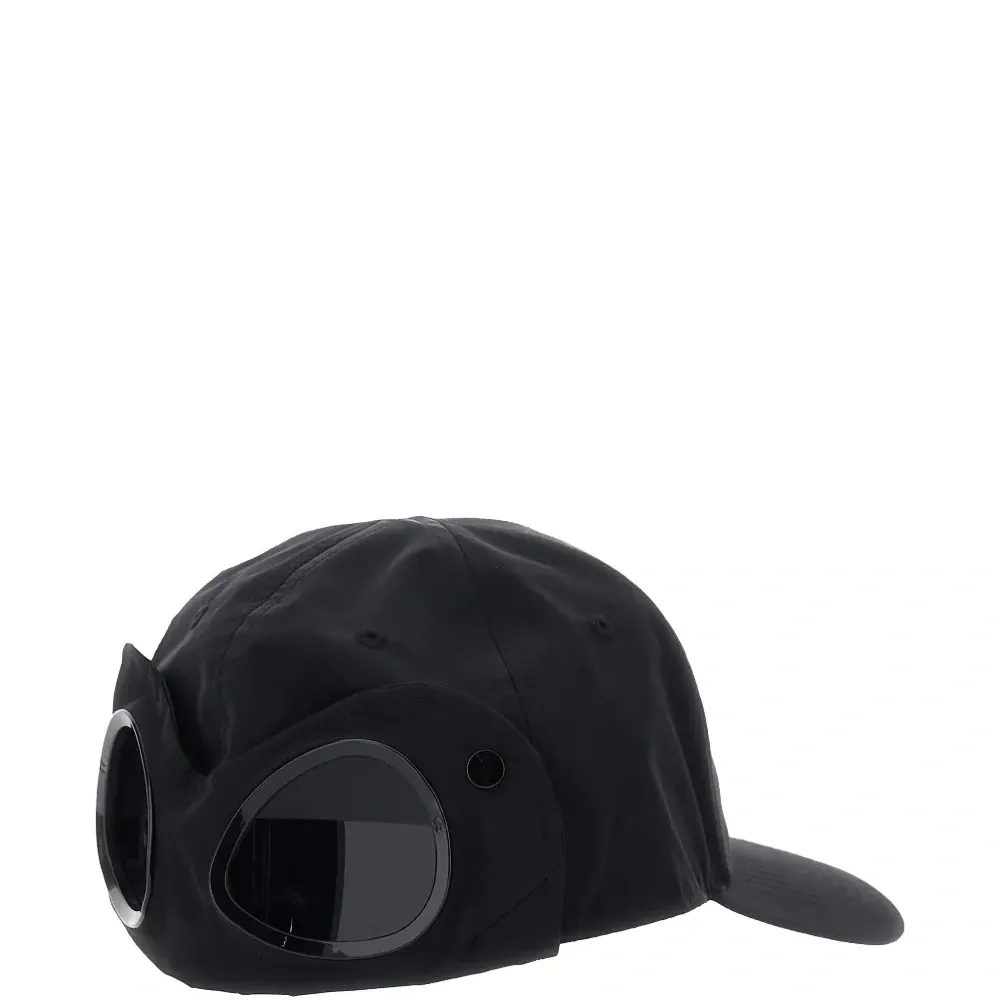 Бейсболка с вышивкой логотипа