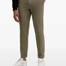 Брюки с клапанами на карманах