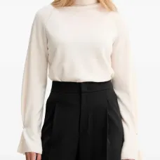 Свитер с воротником-стойкой и золотистыми пуговицами Свитер с воротником-стойкой и золотистыми пуговицами