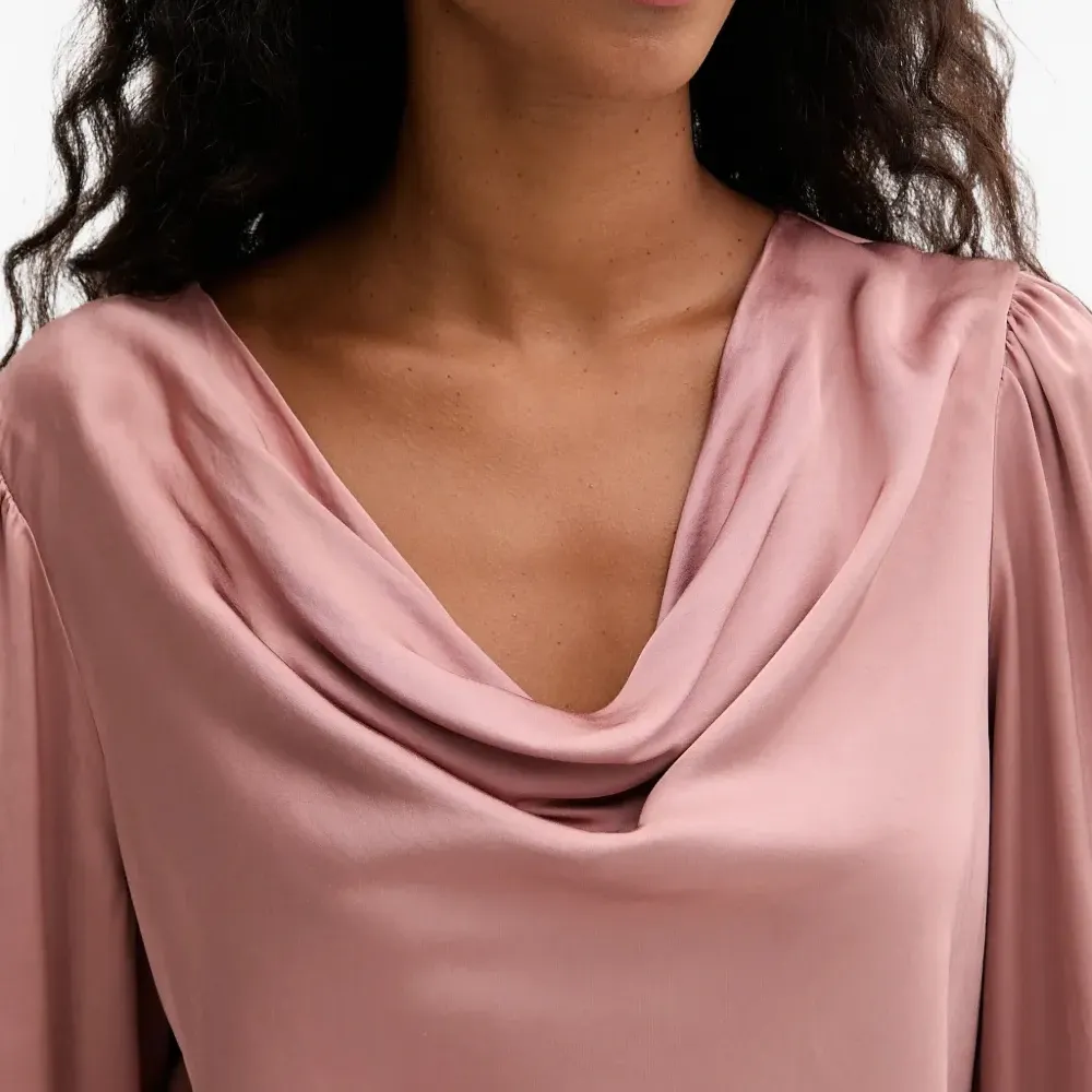 Блуза с воротником-хомут