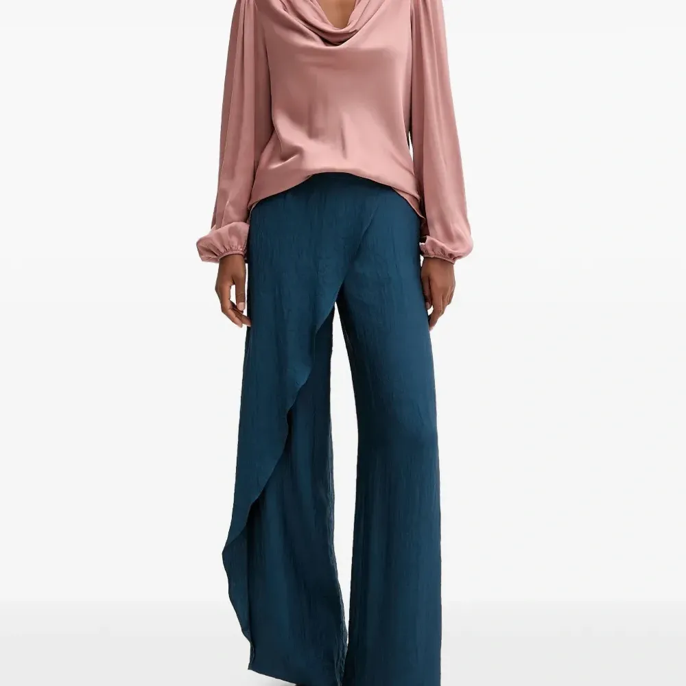 Блуза с воротником-хомут