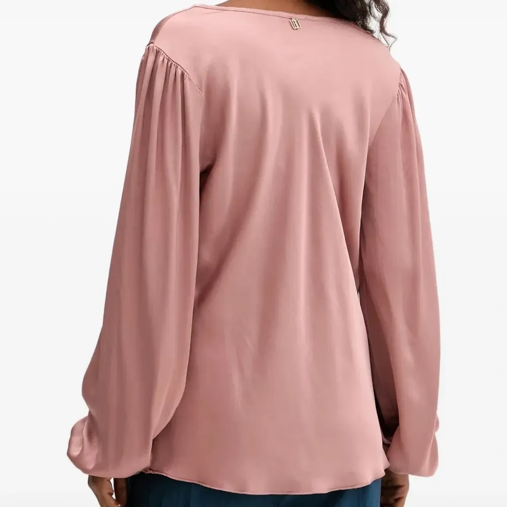 Блуза с воротником-хомут