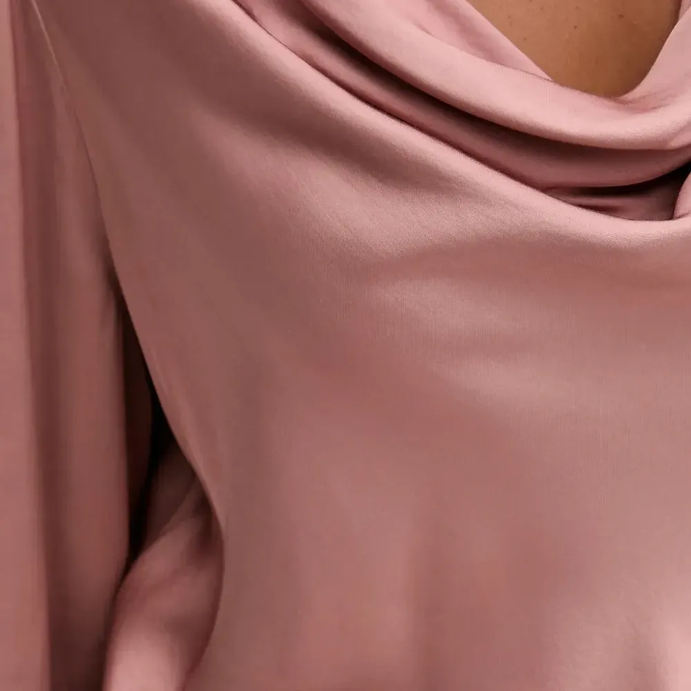 Блуза с воротником-хомут