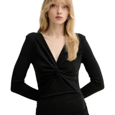 Платье с драпировкой и перекрученными деталями