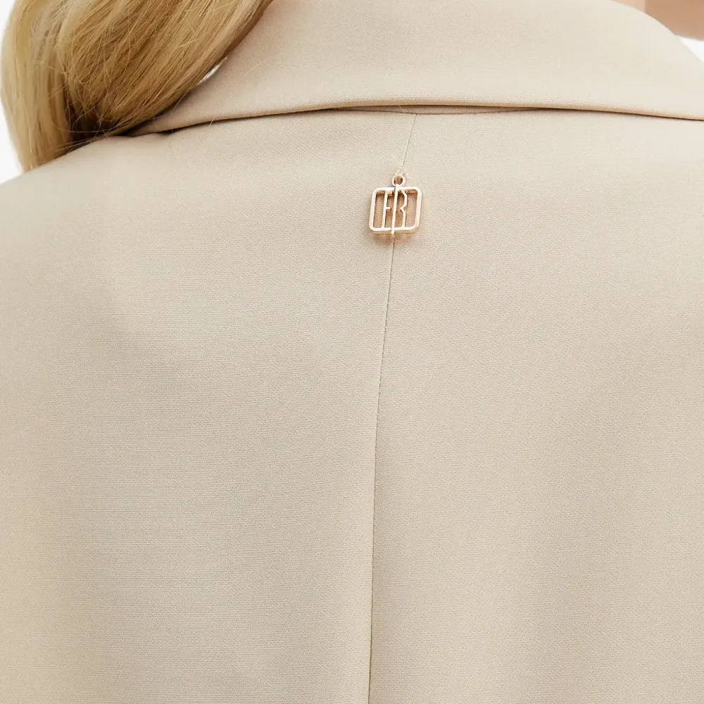 Блейзер с отделкой пуговицами