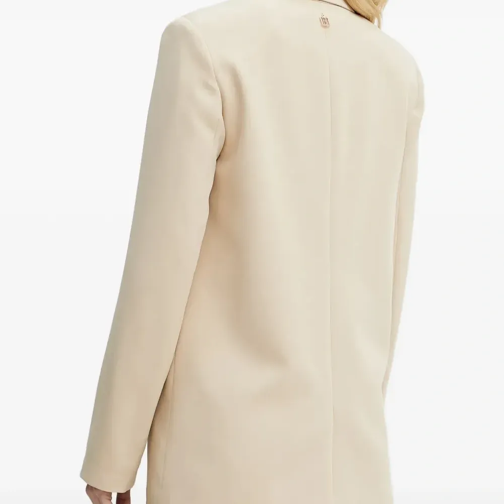 Блейзер с отделкой пуговицами