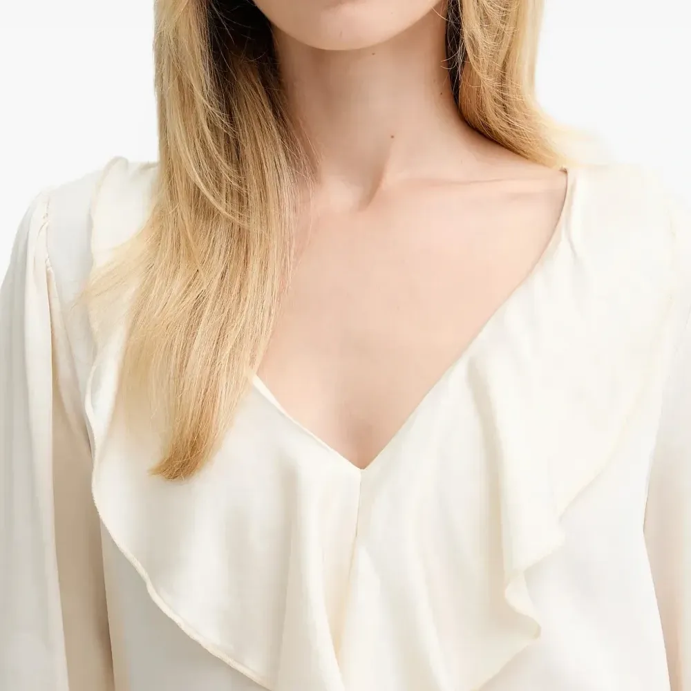 Блузка с V-образным вырезом и оборками