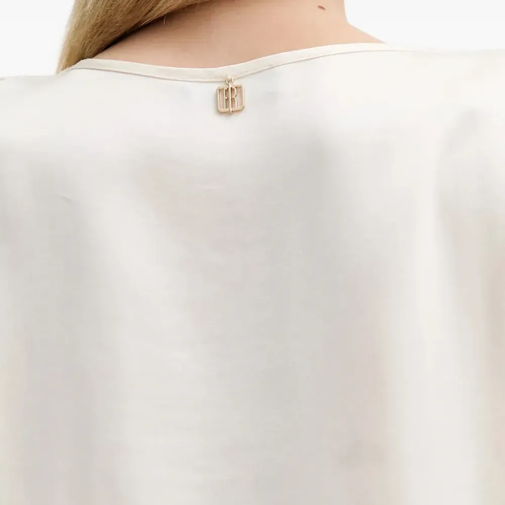 Блузка с V-образным вырезом и оборками