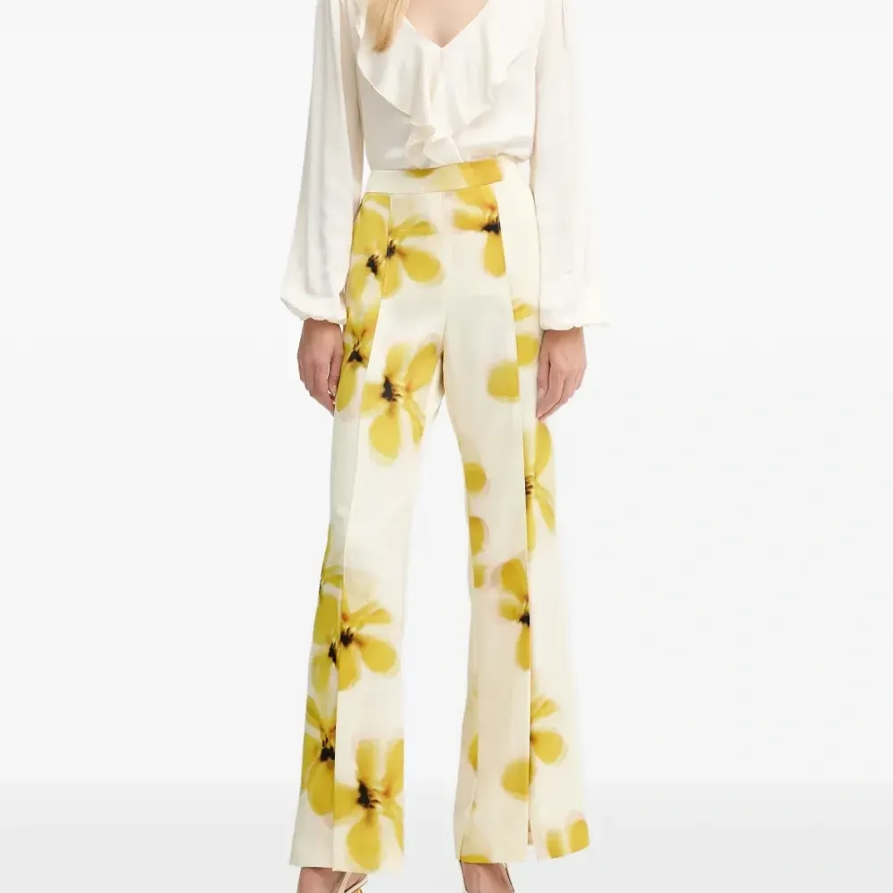 Блузка с V-образным вырезом и оборками