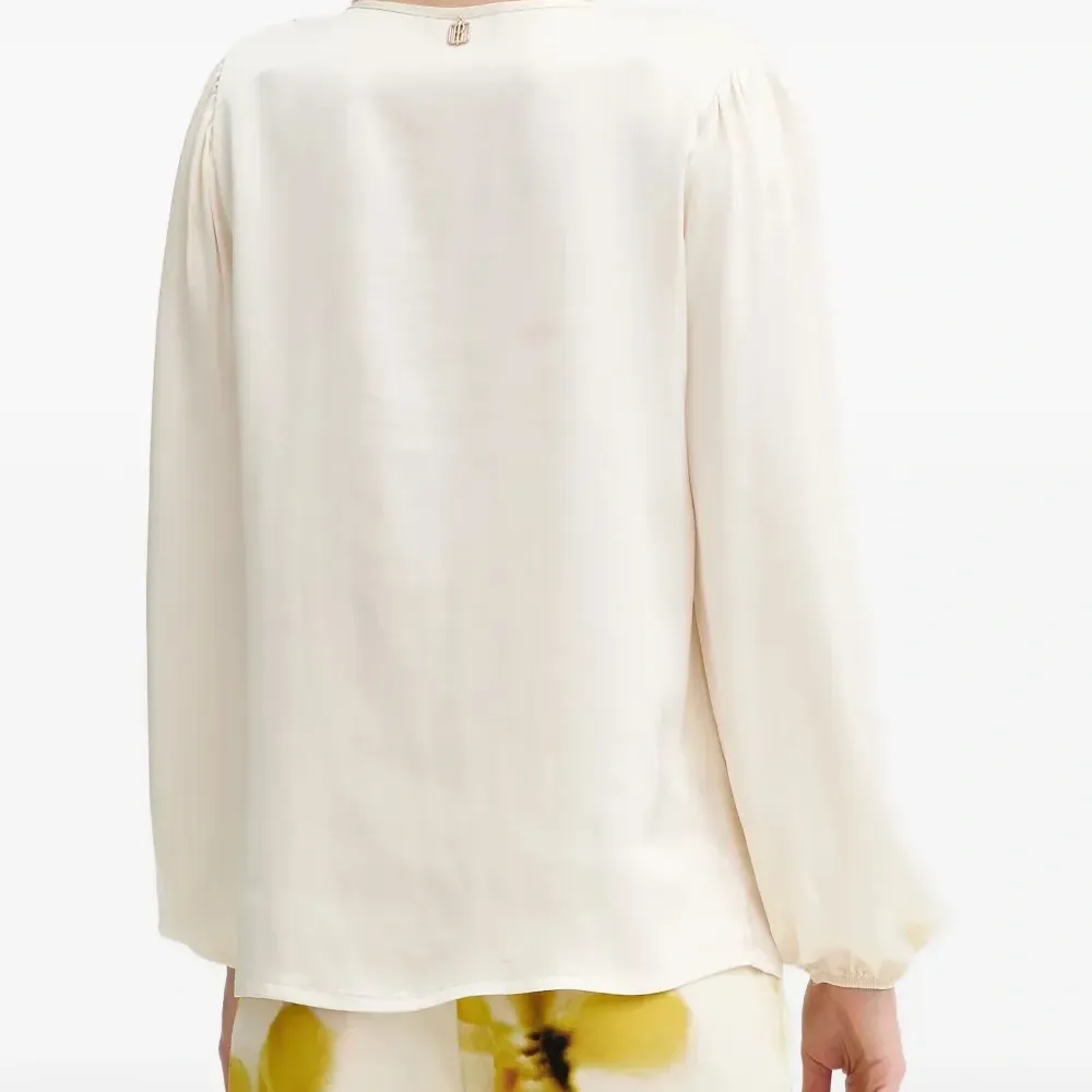 Блузка с V-образным вырезом и оборками