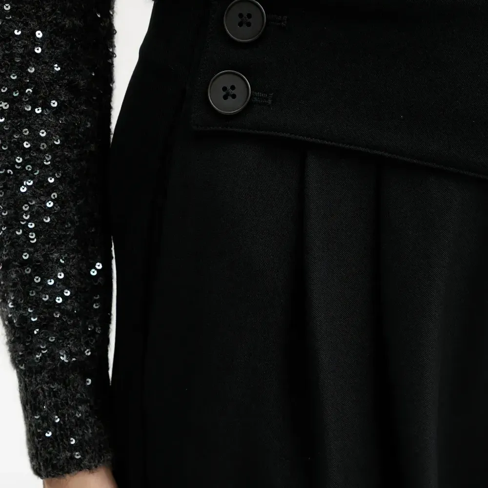 Брюки с пуговицами и складками