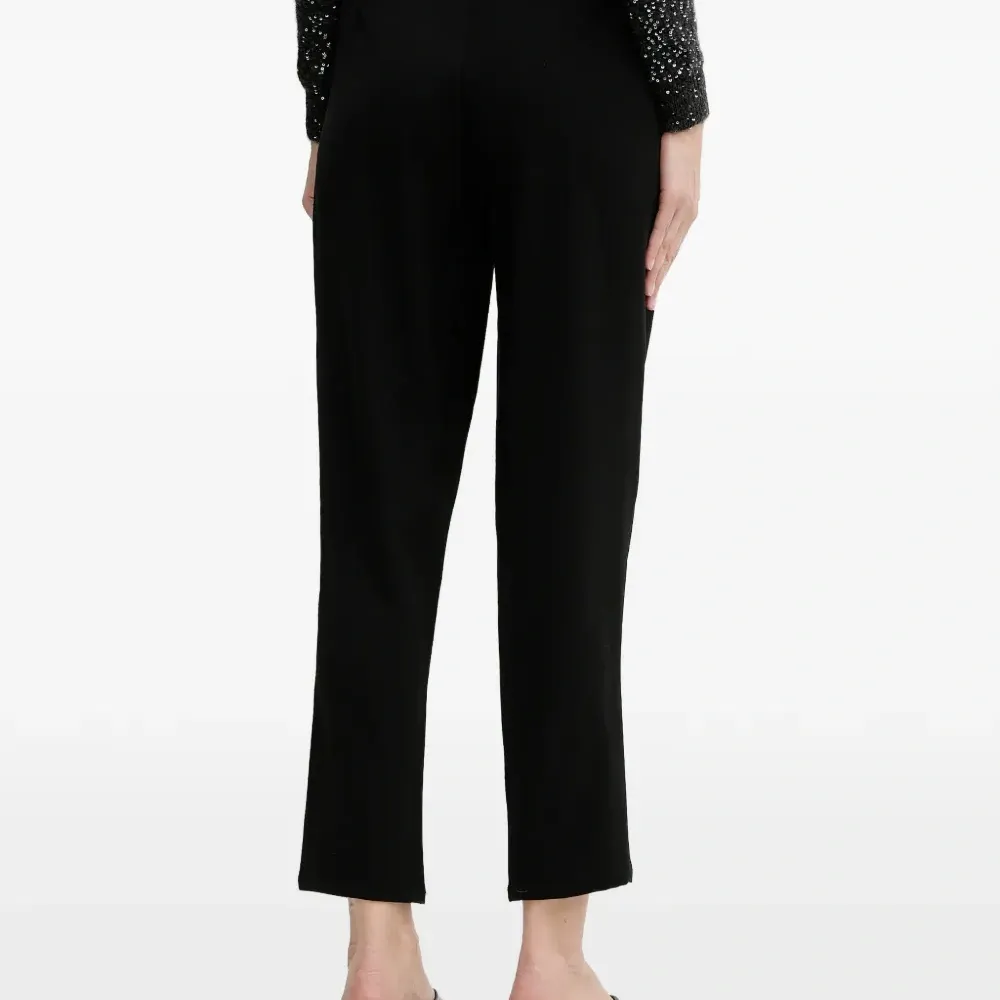 Брюки с пуговицами и складками