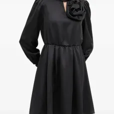 Мини-платье с искусственными цветами и высоким воротником