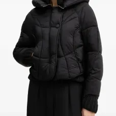 Стеганая куртка с капюшоном Стеганая куртка с капюшоном