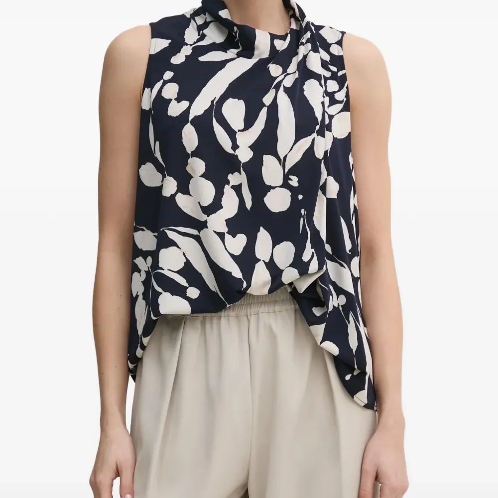 Блузка на завязках на шее с абстрактным узором