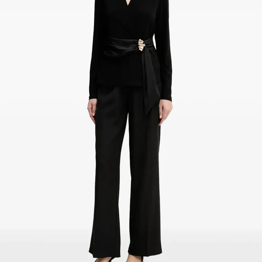 Блузка с V-образным вырезом и брошью