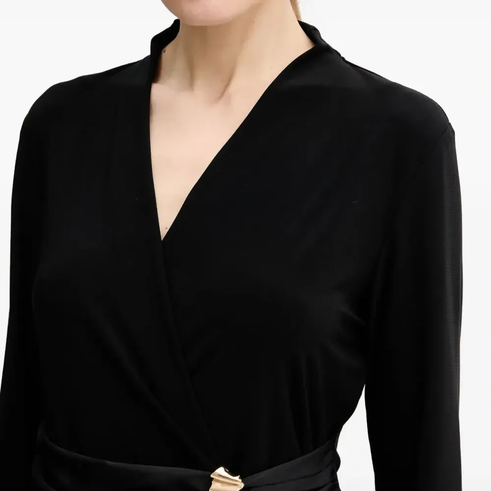 Блузка с V-образным вырезом и брошью