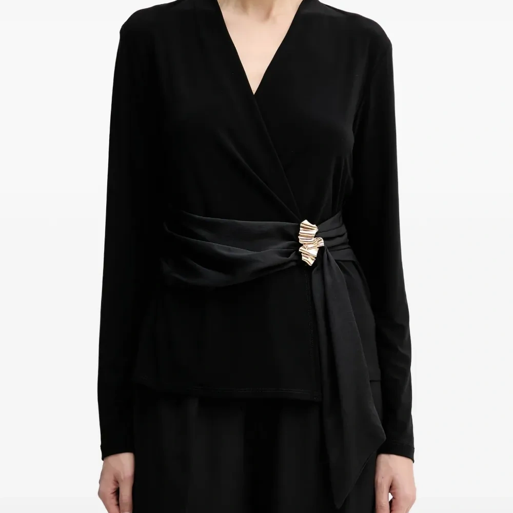 Блузка с V-образным вырезом и брошью