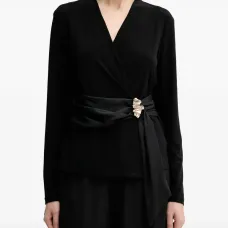 Блузка с V-образным вырезом и брошью