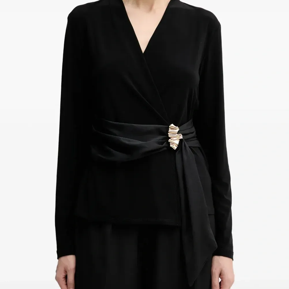 Блузка с V-образным вырезом и брошью