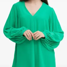 Блузка с плиссировкой и V-образным вырезом