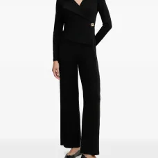 Комбинезон на пуговицах с V-образным вырезом