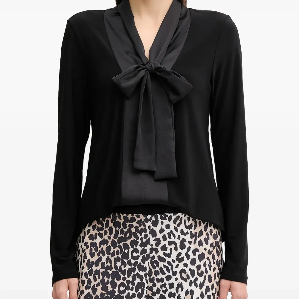 Блузка с бантом